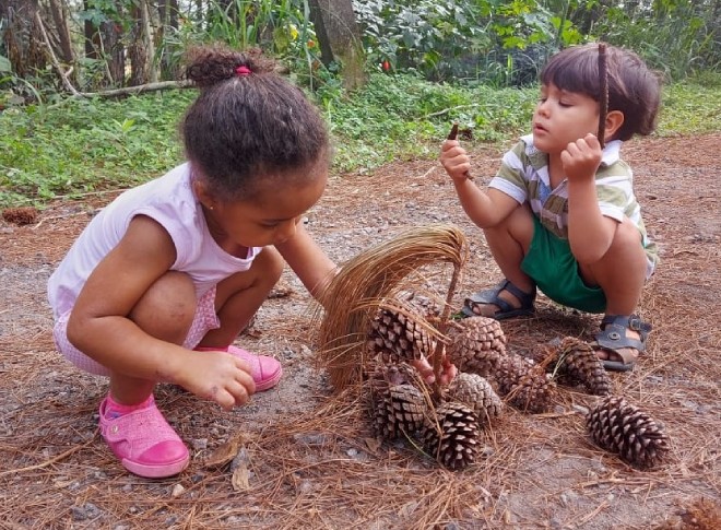 Bebês e crianças são exploradoras por natureza