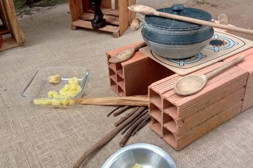 Alimento sendo feito em cima de tijolos