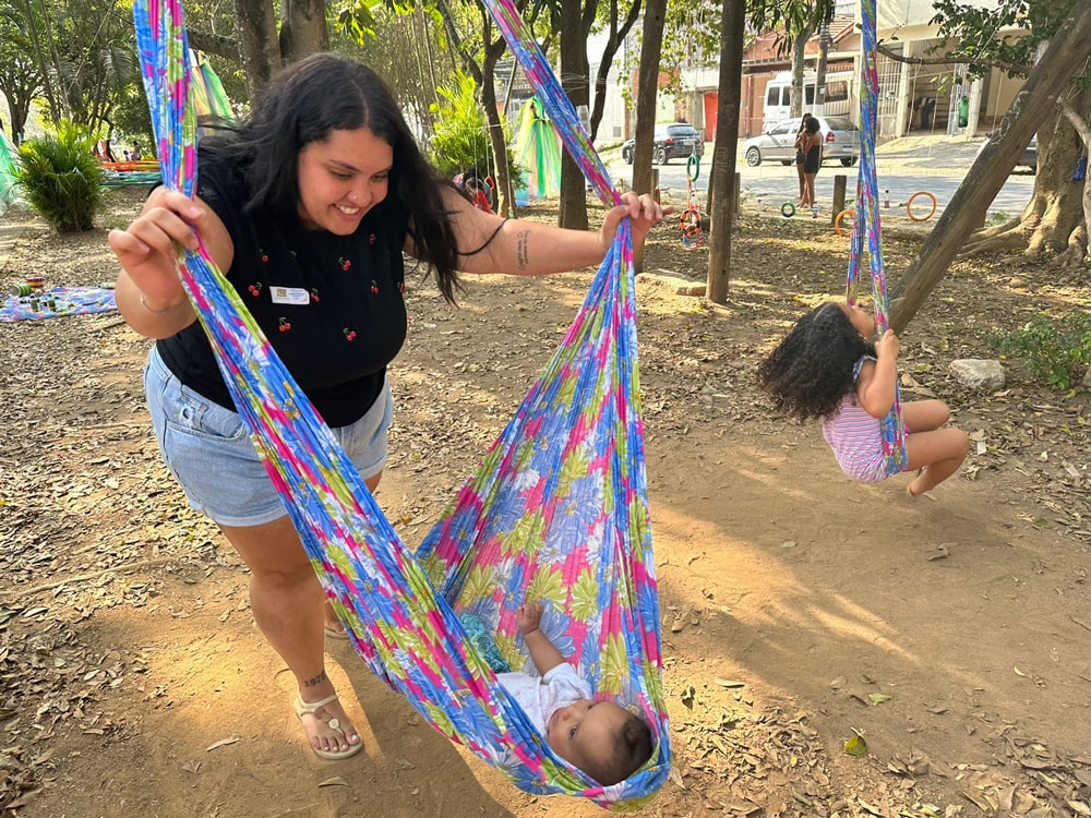Mãe brincando com filho no balanço